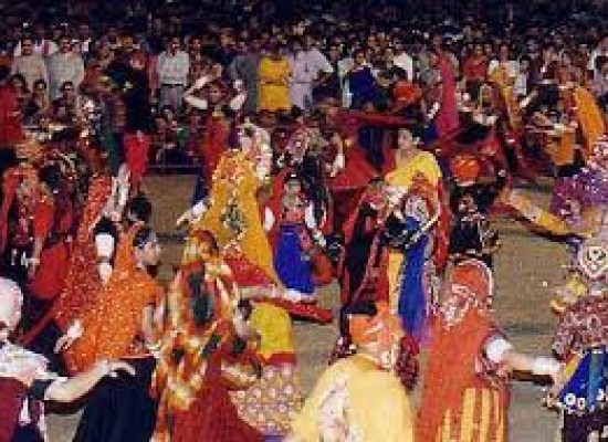 Gujarati’s folk dance: Daandiya Raas