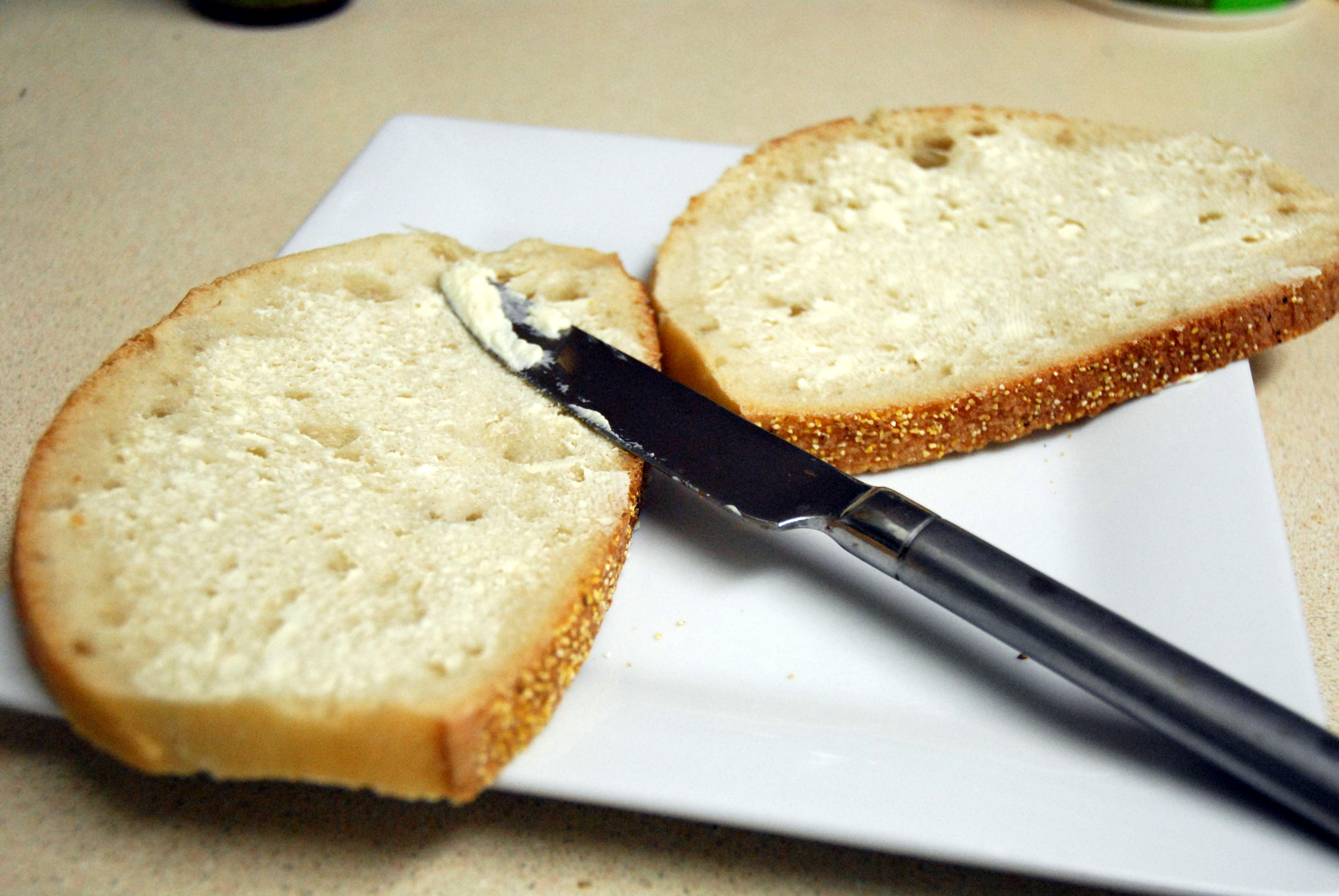 Черный хлеб с маслом калории. Бутерброд с маслом. Хлеб с маслом. Батон с маслом. Бутерброд хлеб с маслом.
