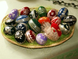Easter_eggs_-_straw_decoration