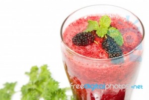 mix-berry-smoothie-with-berries-and-mint-leaf-100145237